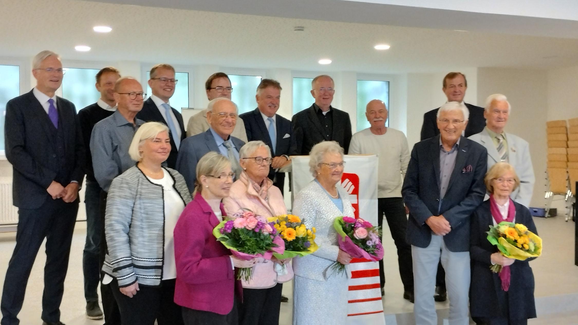 Caritas Gründungsmitglieder mit Gästen