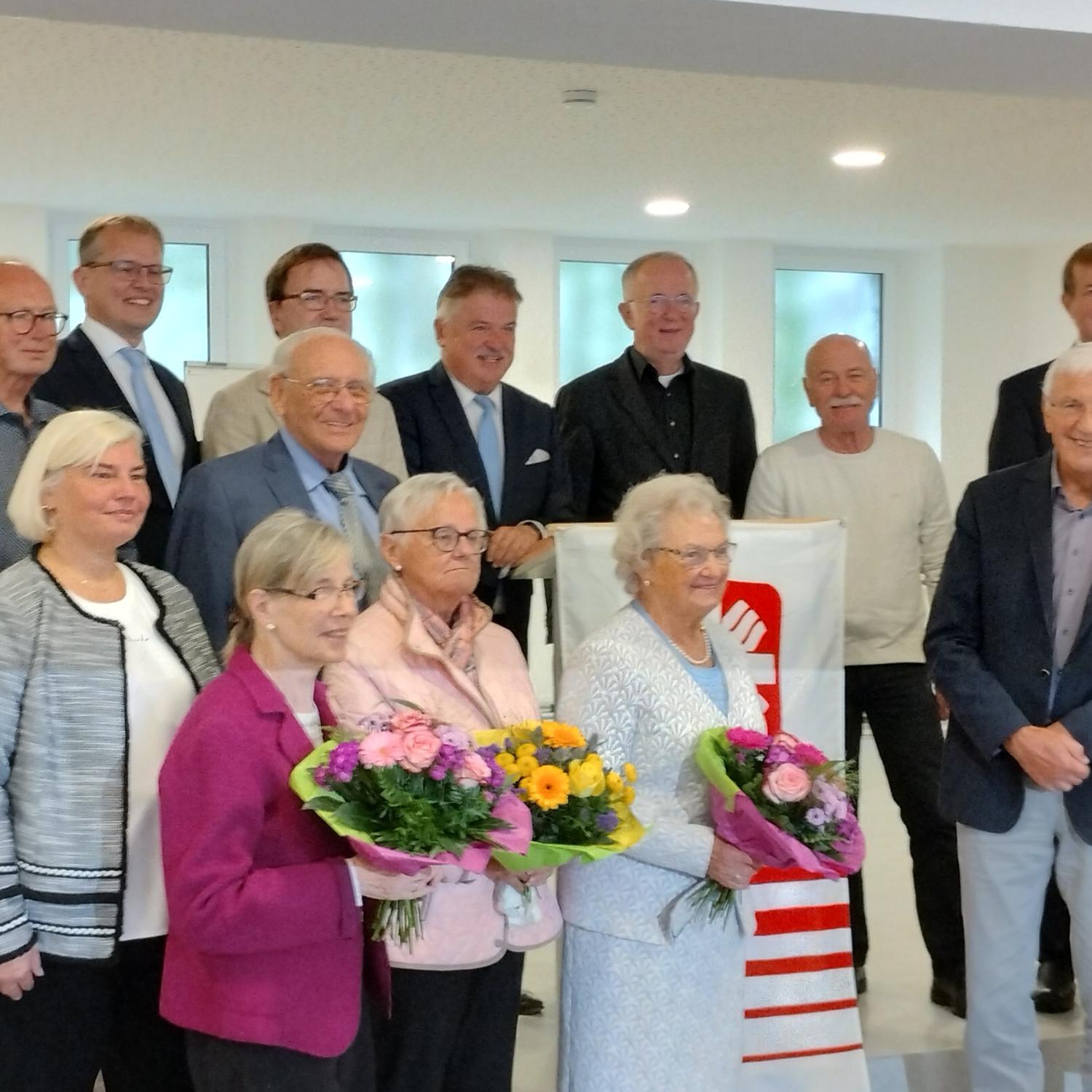 Caritas Gründungsmitglieder mit Gästen
