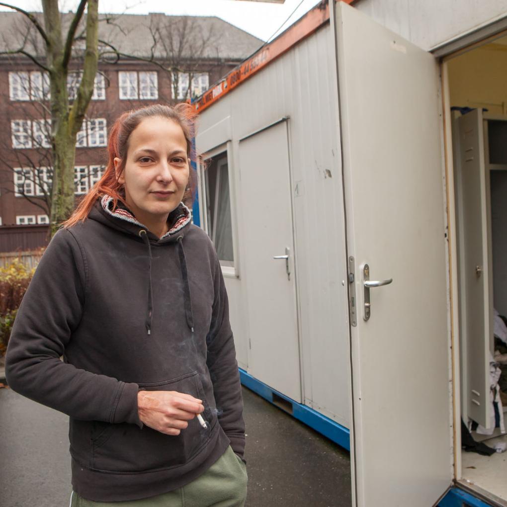 Frau bewohnt Container