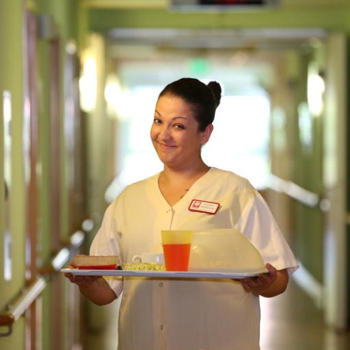 Pflegekraft mit Tablett