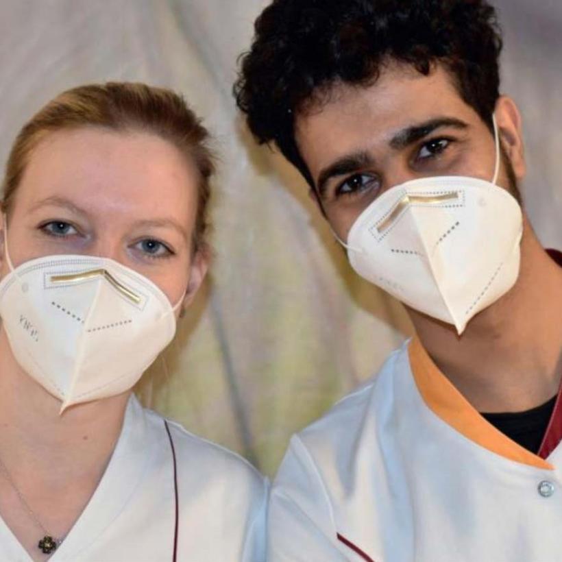 Pflegende mit Mundschutz