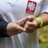 Schwester stützt Patienten