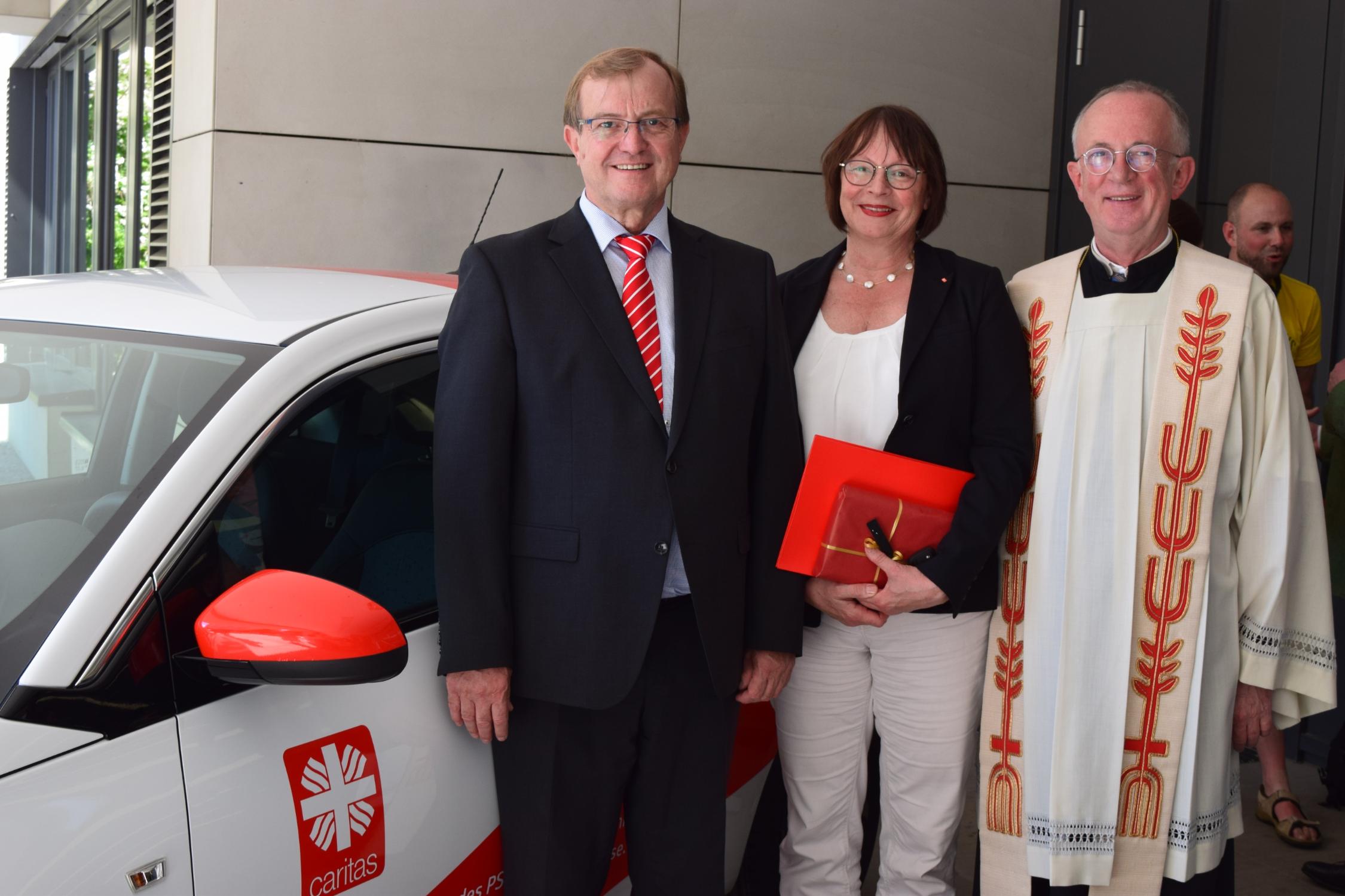 Spendenübergabe neues Caritas Auto