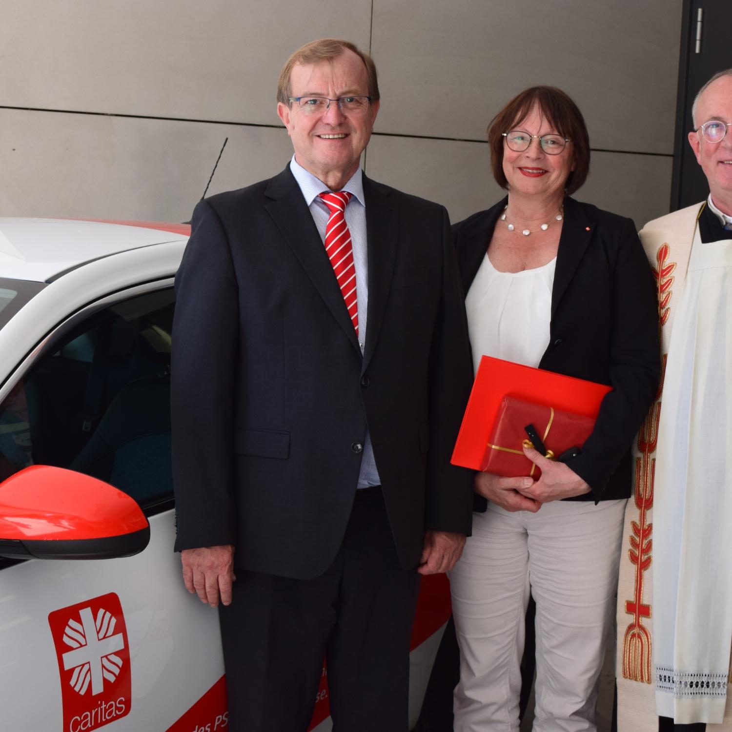 Spendenübergabe neues Caritas Auto