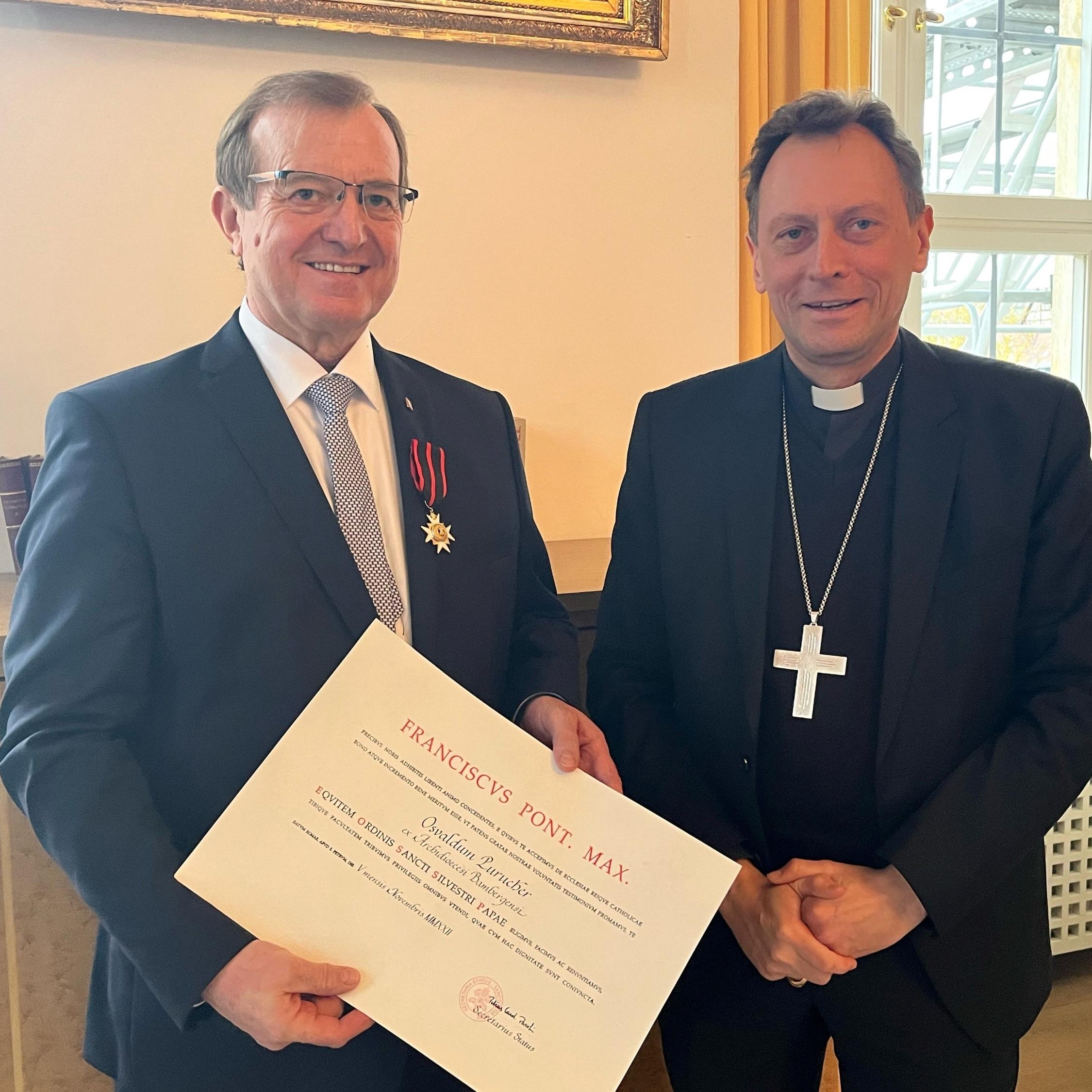 Oswald Puruckedr mit Silvesterorden geehrt